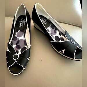 NWOB Life Stride Matisse Peep Toe Low Wedges Size 6.5M. Black/White - Sooo Cute!